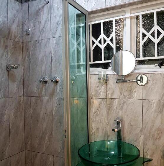 اتاق لوکس با بالکن, Chinyonga Guesthouse