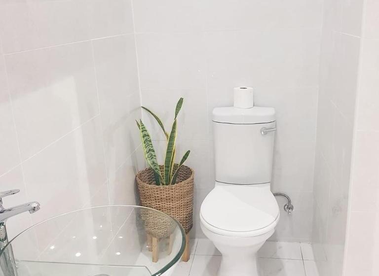 استودیوی استاندارد, Chinyonga Guesthouse