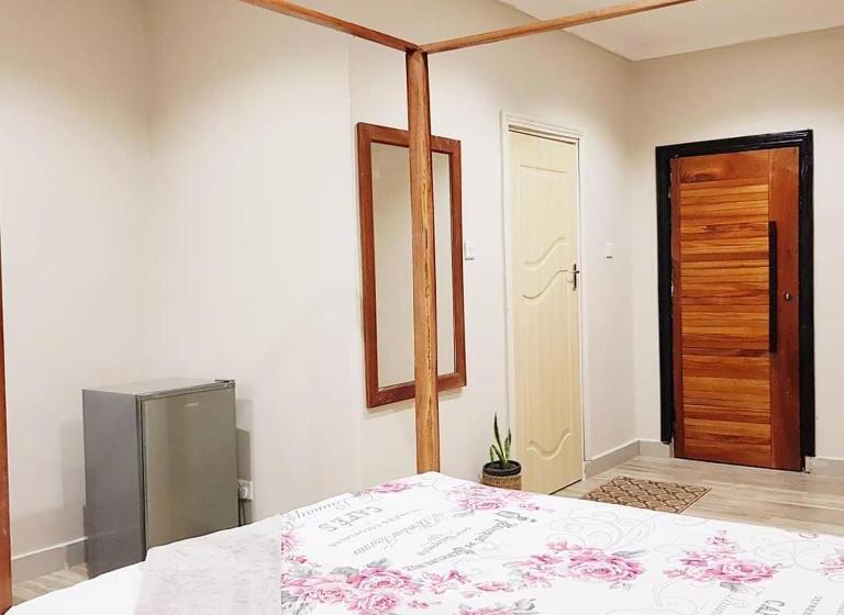 استودیوی استاندارد, Chinyonga Guesthouse