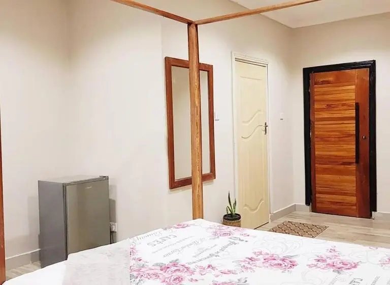 استودیوی استاندارد, Chinyonga Guesthouse