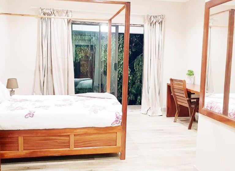 استودیوی استاندارد, Chinyonga Guesthouse