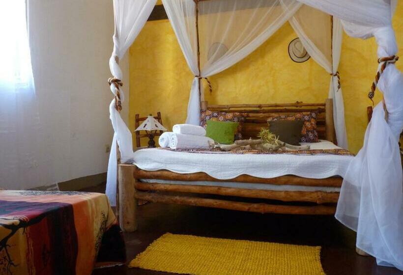 اتاق خانوادگی با چشمانداز باغ, Home Sakalava