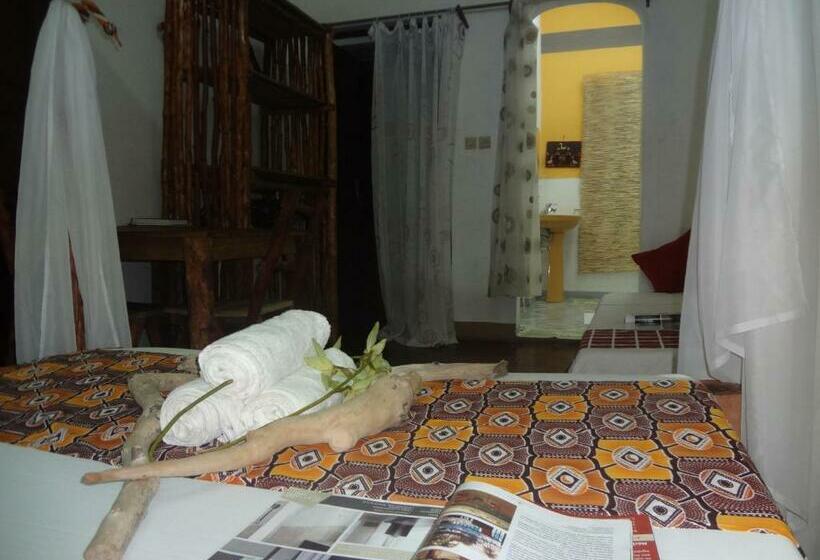 اتاق خانوادگی با چشمانداز باغ, Home Sakalava