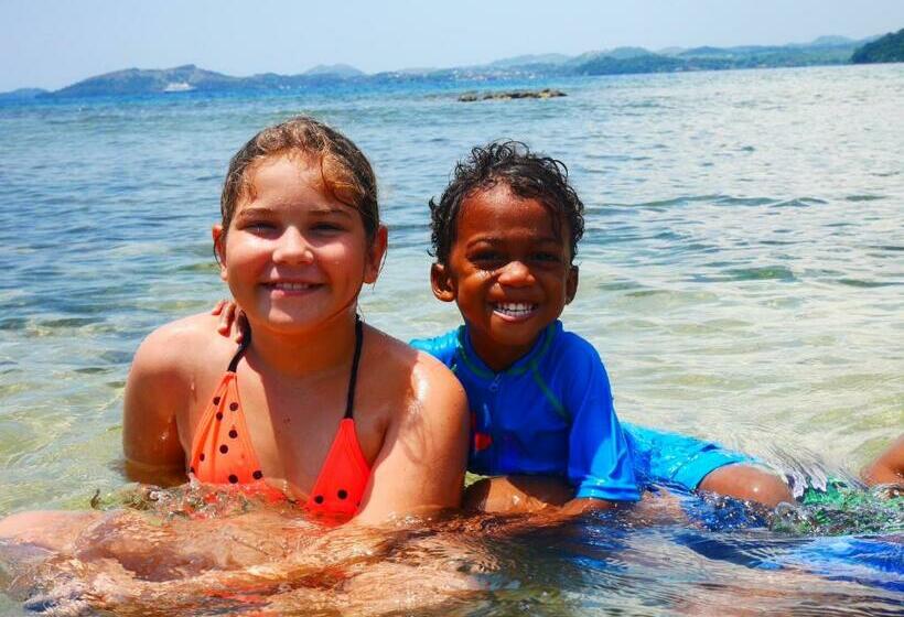 اتاق خانوادگی با چشمانداز باغ, Home Sakalava