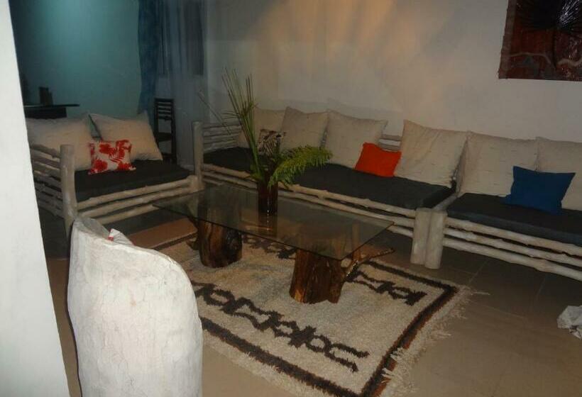 اتاق خانوادگی با چشمانداز باغ, Home Sakalava