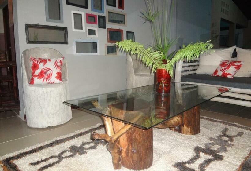 اتاق خانوادگی با چشمانداز باغ, Home Sakalava