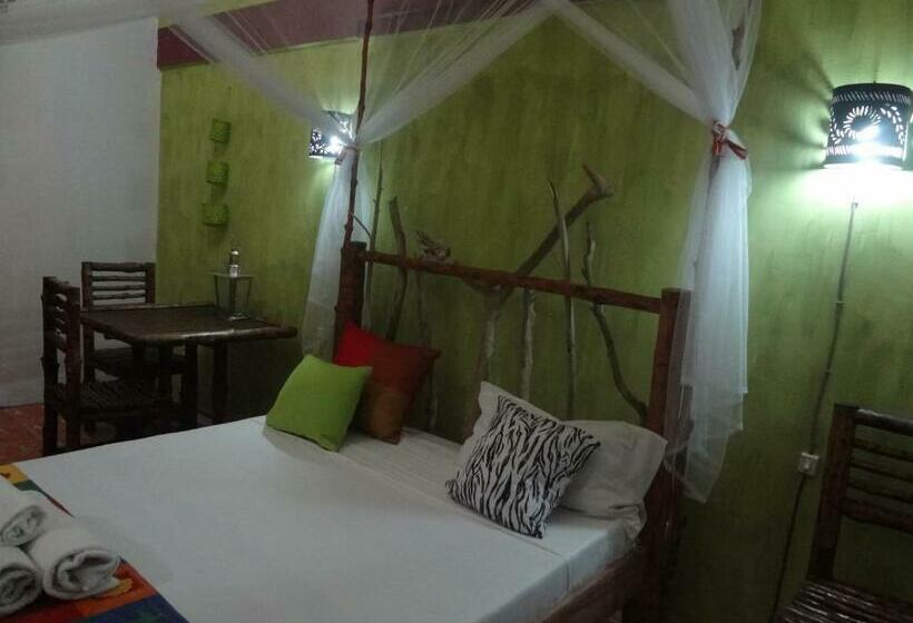 اتاق خانوادگی با چشمانداز باغ, Home Sakalava