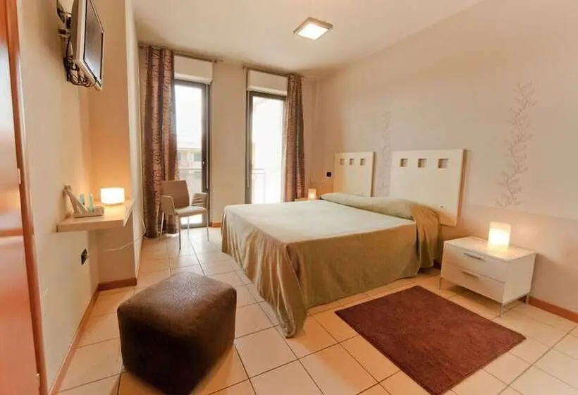 Standard Kolmen Hengen Huone, Agorà