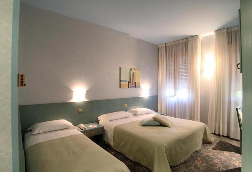 חדר קלאסי לשלושה, Globo