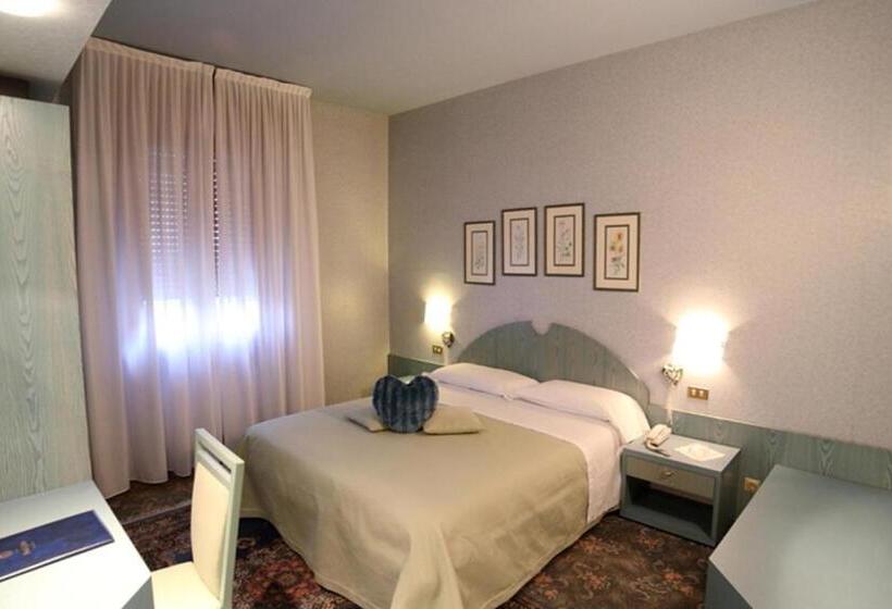 חדר אקונומי, Globo