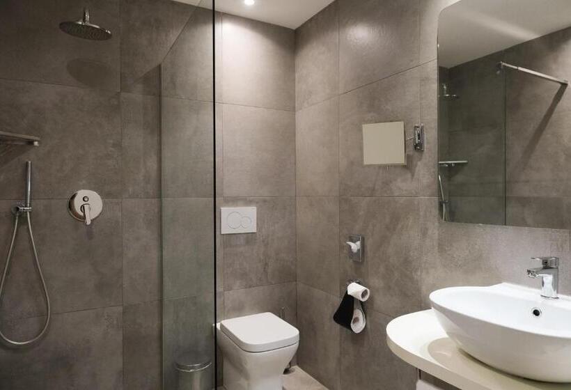 חדר סופריור לשלושה, Globo