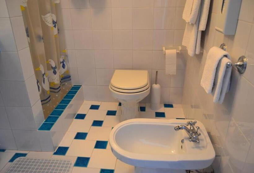 غرفة كلاسيكية ثلاثية, La Lampara