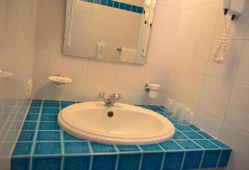 חדר קלאסי לשלושה, La Lampara