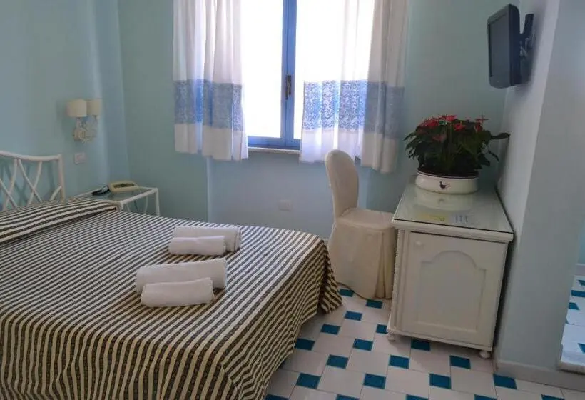 Classic Kolmen Hengen Huone, La Lampara