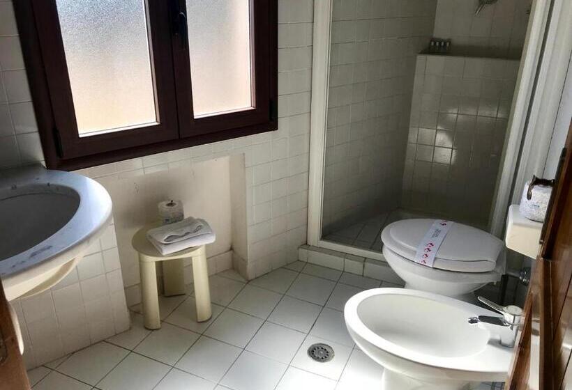 חדר סטנדרט לשלושה, Su Meriagu