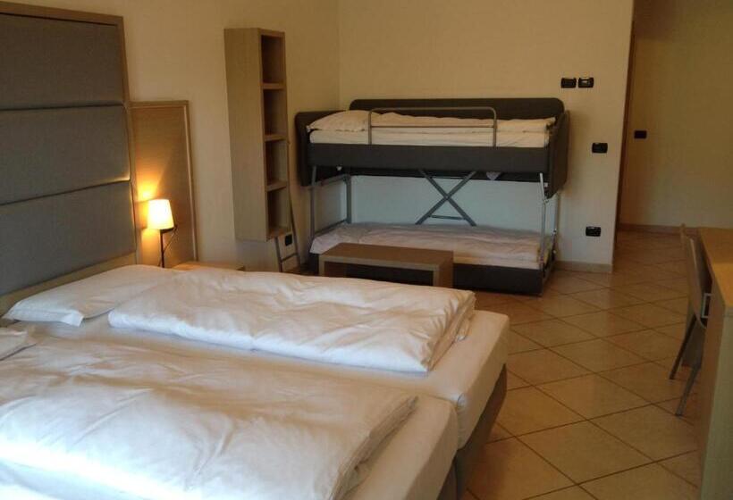 חדר לארבעה סטנדרטי עם מרפסת, Villa Franca