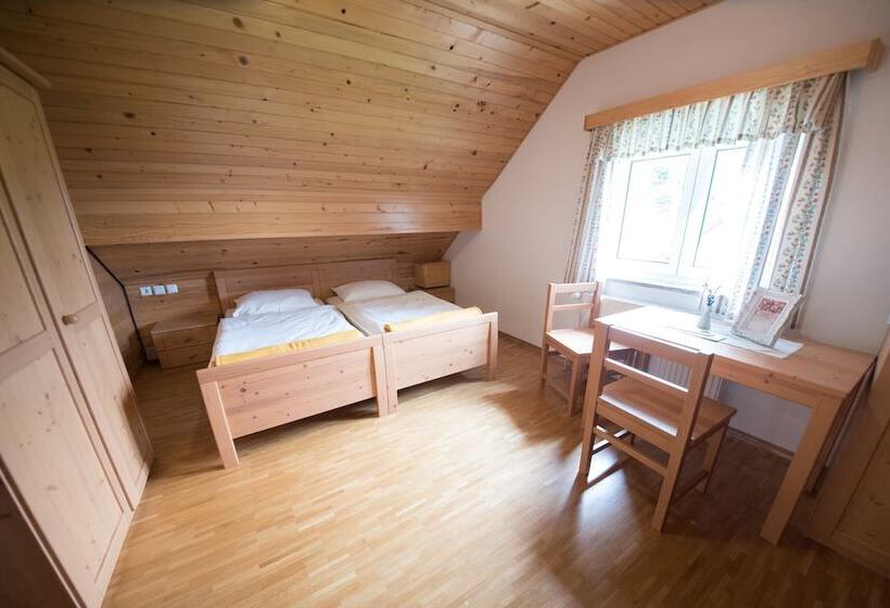 اتاق استاندارد سه نفره, Tourist Farm Pr Dovar