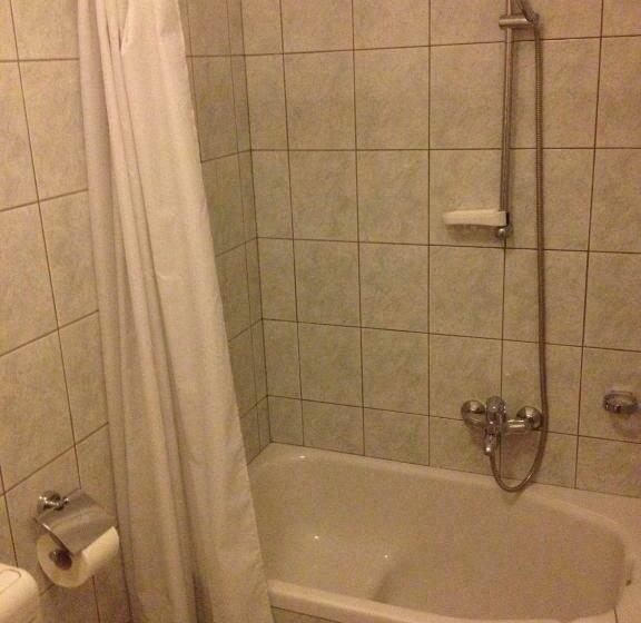 اتاق استاندارد سه نفره, Tourist Farm Pr Dovar