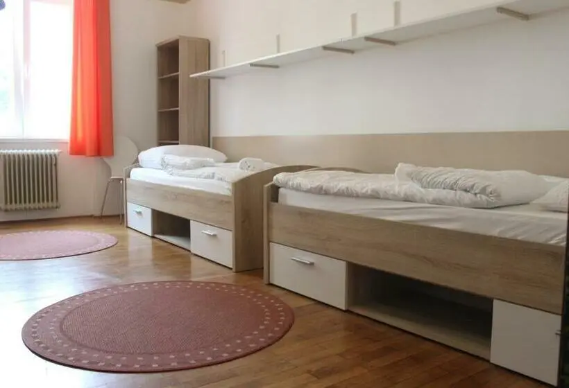 اتاق استاندارد سه تخته با سرویس بهداشتی مشترک, C   Punkt Hostel