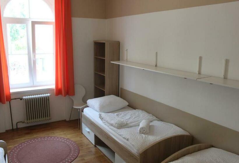 اتاق استاندارد سه تخته با سرویس بهداشتی مشترک, C Punkt Hostel