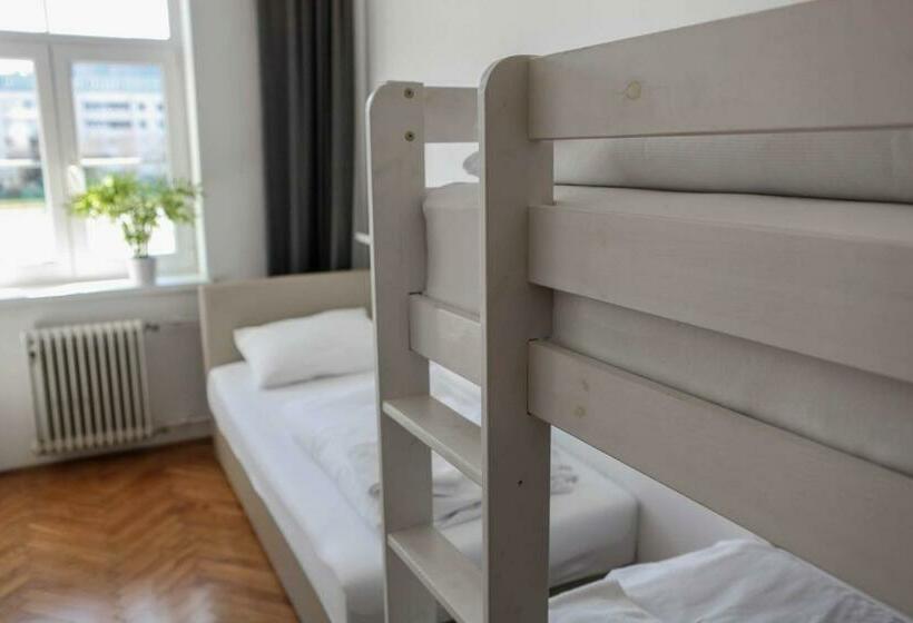 اتاق استاندارد سه تخته با سرویس بهداشتی مشترک, C   Punkt Hostel
