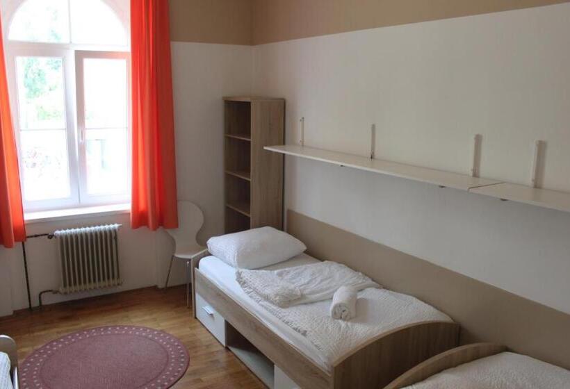 اتاق استاندارد چهارنفره با سرویس بهداشتی مشترک, C Punkt Hostel