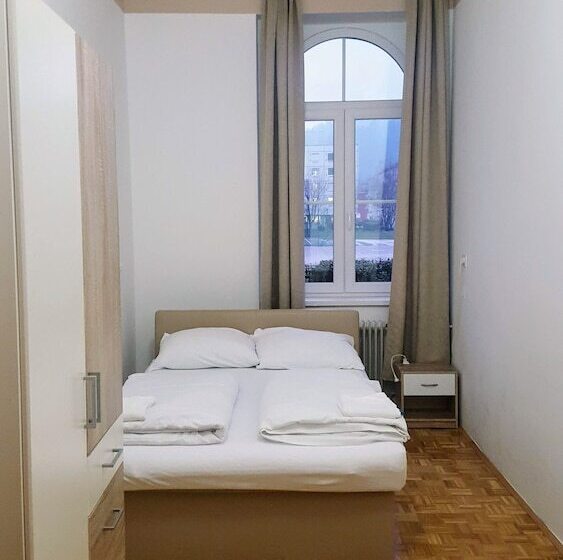 اتاق استاندارد با سرویس بهداشتی مشترک, C   Punkt Hostel