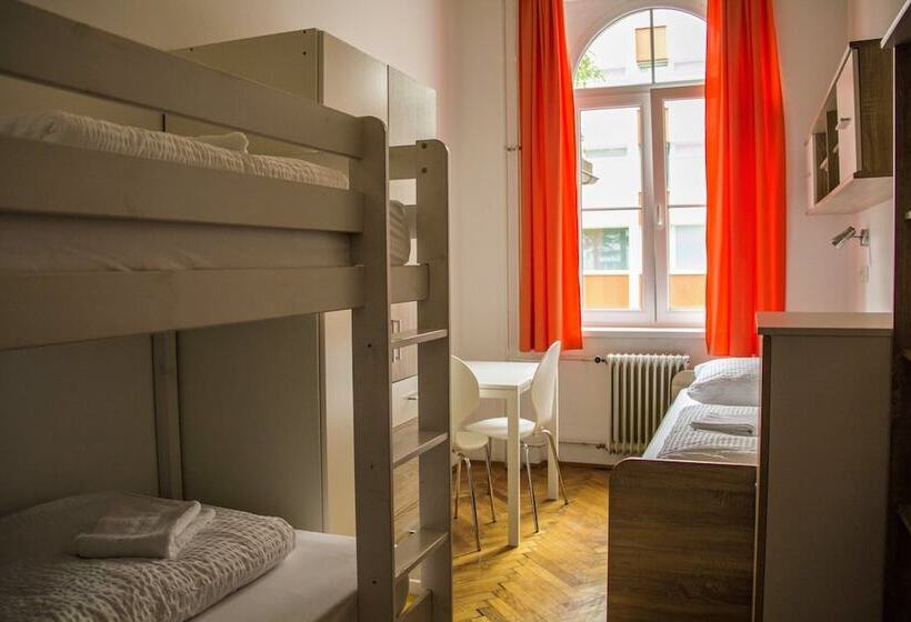 اتاق استاندارد سه تخته با سرویس بهداشتی مشترک, C Punkt Hostel