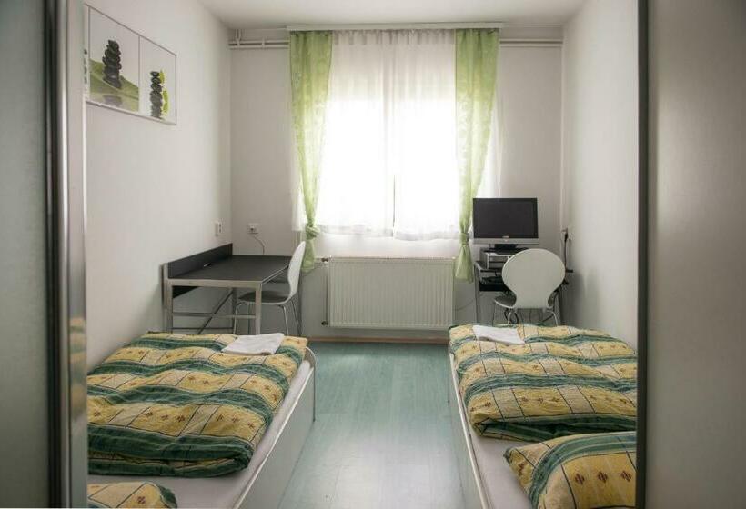 اتاق استاندارد, Hostel M