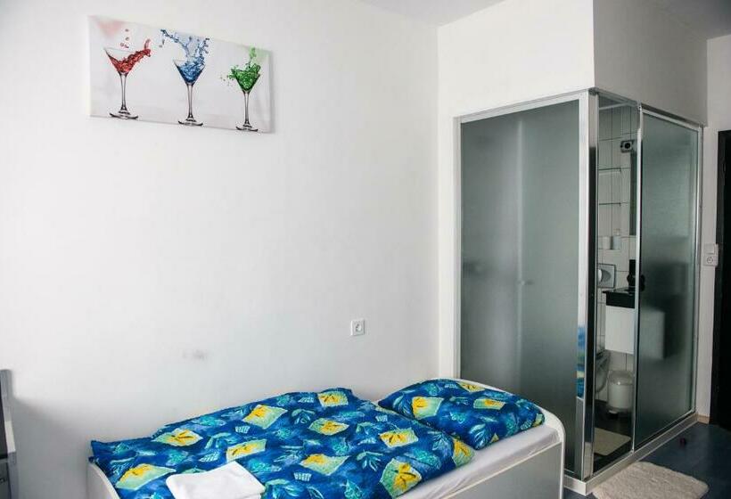 اتاق استاندارد یک نفره, Hostel M