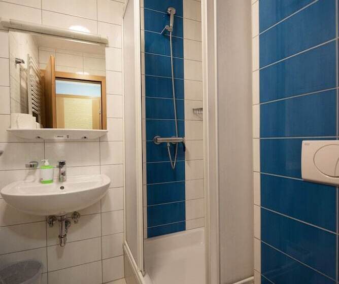 اتاق استاندارد, Hostel M