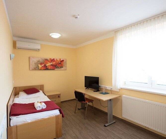 اتاق استاندارد یک نفره, Hostel M