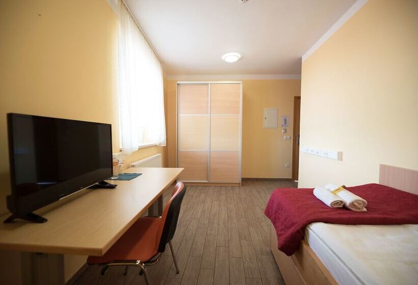 اتاق استاندارد یک نفره, Hostel M