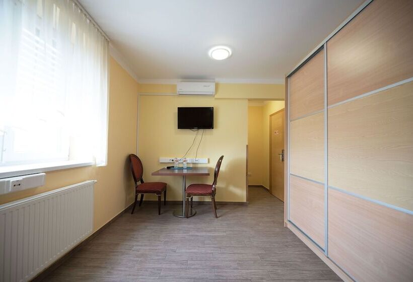 اتاق استاندارد, Hostel M