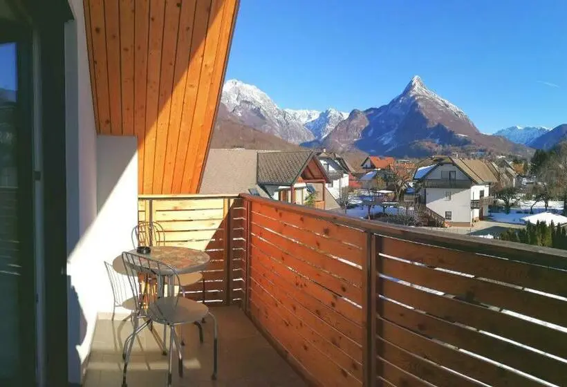 اتاق استاندارد با سرویس بهداشتی مشترک, Hostel Soča Rocks