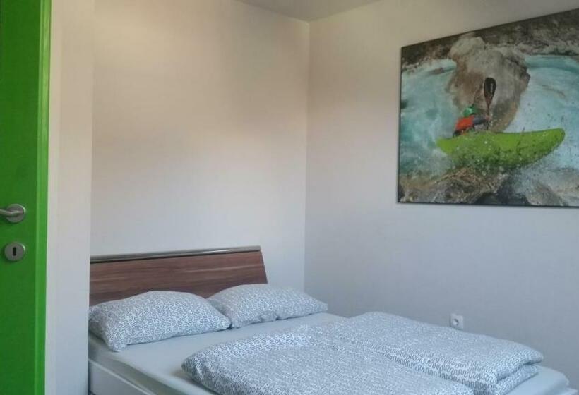 اتاق استاندارد با سرویس بهداشتی مشترک, Hostel Soča Rocks