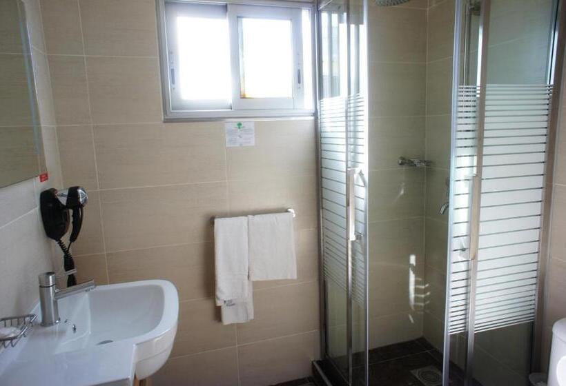 اتاق استاندارد یک نفره, Central