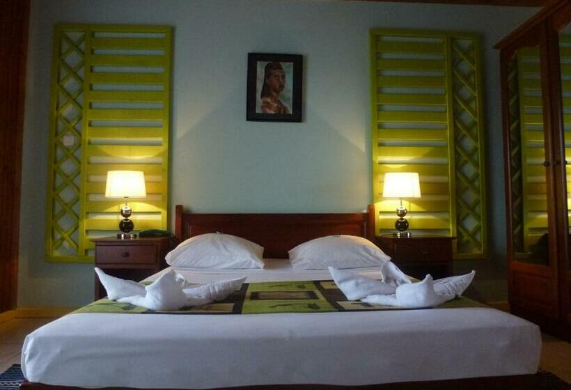 اتاق استاندارد سه نفره, Des Neiges