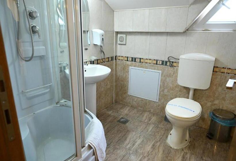 اتاق لوکس با تخت بزرگ, Harmony