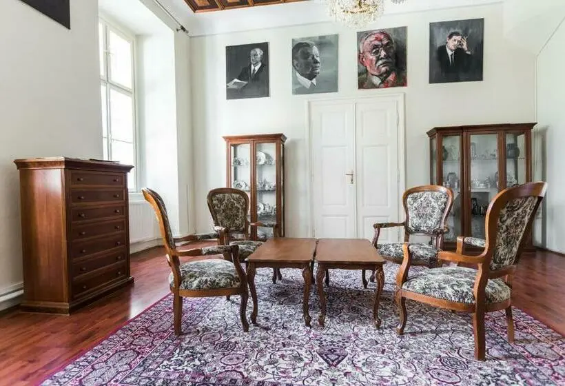 Deluxe-huoneisto 2 Makuuhuonetta, Kaštieľ Mojmírovce