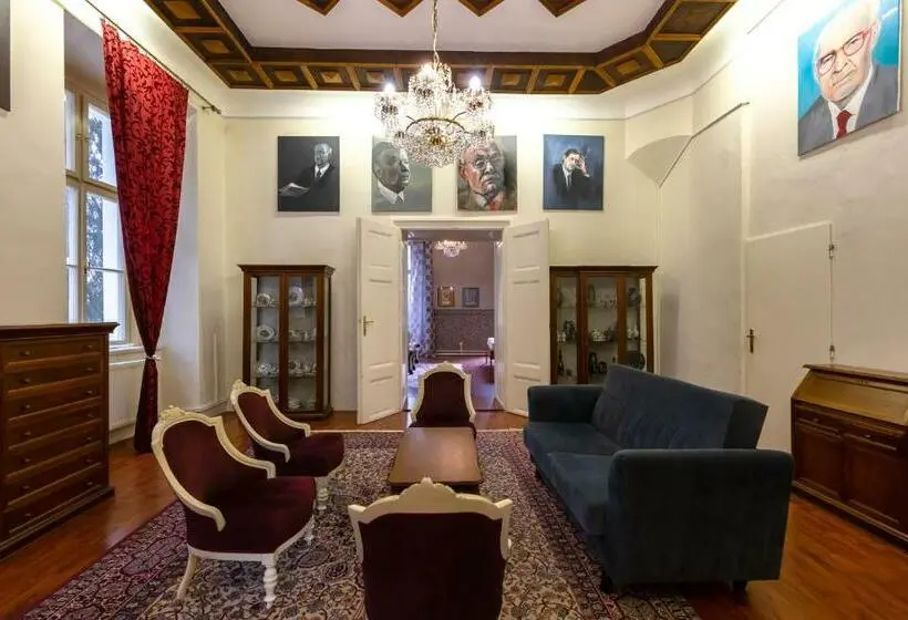 Deluxe-huoneisto 2 Makuuhuonetta, Kaštieľ Mojmírovce