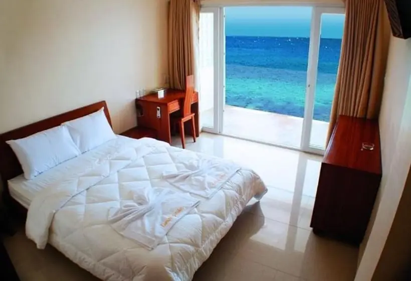 片側に海が見えるデラックスルーム, Montani Beach Resort Puerto Galera Powered By Cocotel