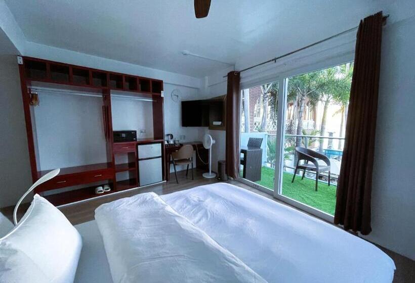 חדר דחוקס עם מיטת קינג, Montani Beach Resort Puerto Galera Powered By Cocotel