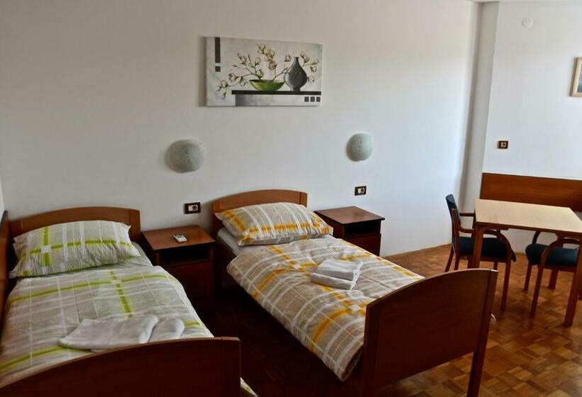 اتاق اکونومی, Prenočišča Prisoje