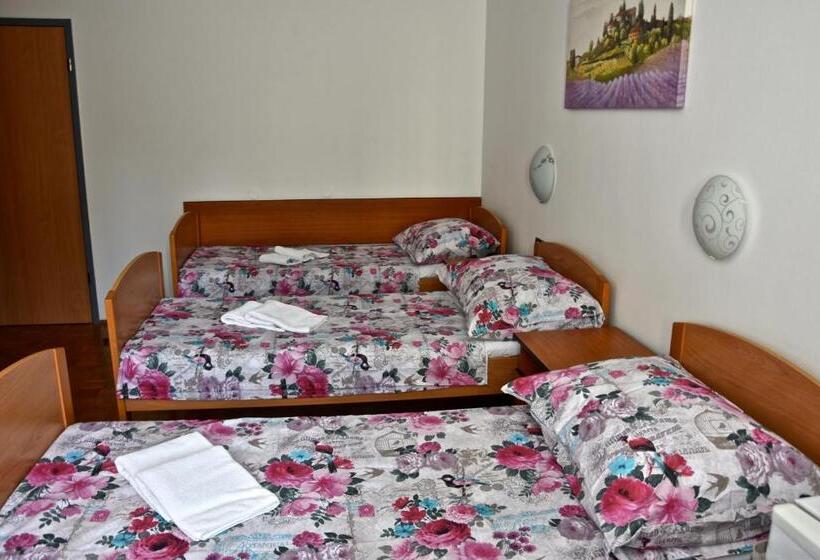 Economy Triple Room, Prenočišča Prisoje