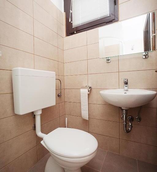 Economy Triple Room, Prenočišča Prisoje