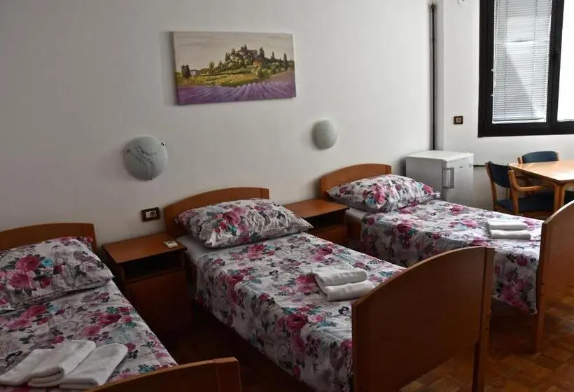 اتاق استاندارد سه نفره, Prenočišča Prisoje