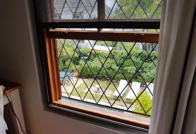 غرفة قياسية ثلاثية, 10 Alexander B&b