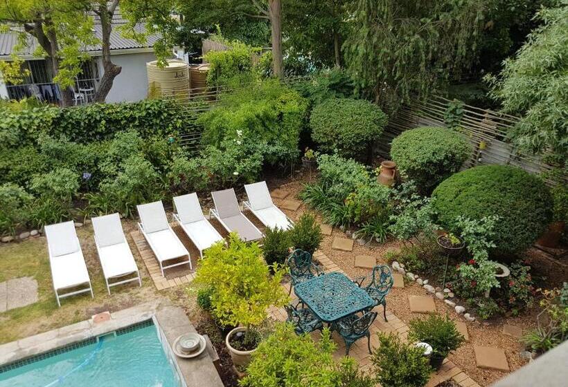 غرفة قياسية ثلاثية, 10 Alexander B&b