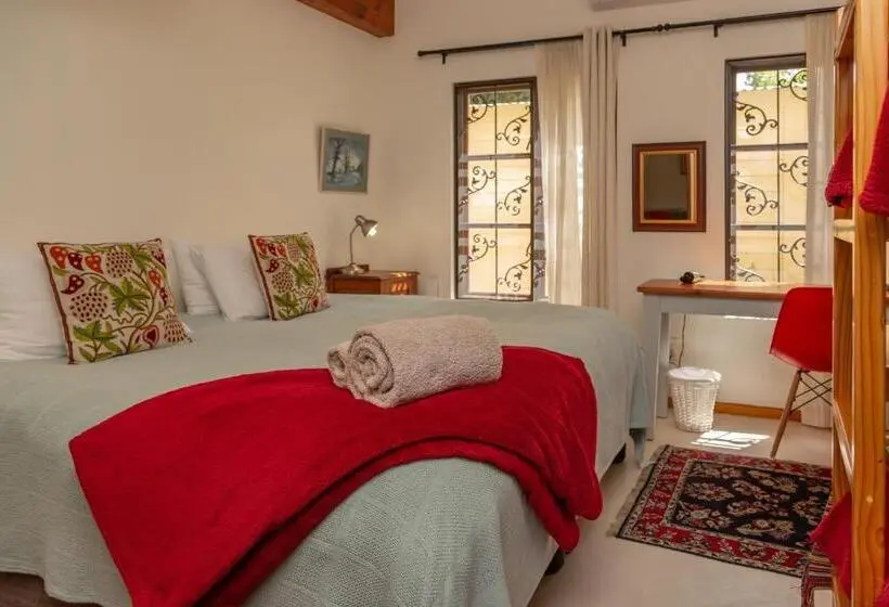 اتاق خانوادگی, 10 Alexander B&b